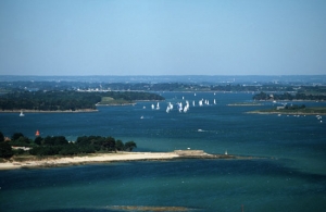 vue d'ensemble du Golfe du Morbihan avec des voiliers croisière promenade
